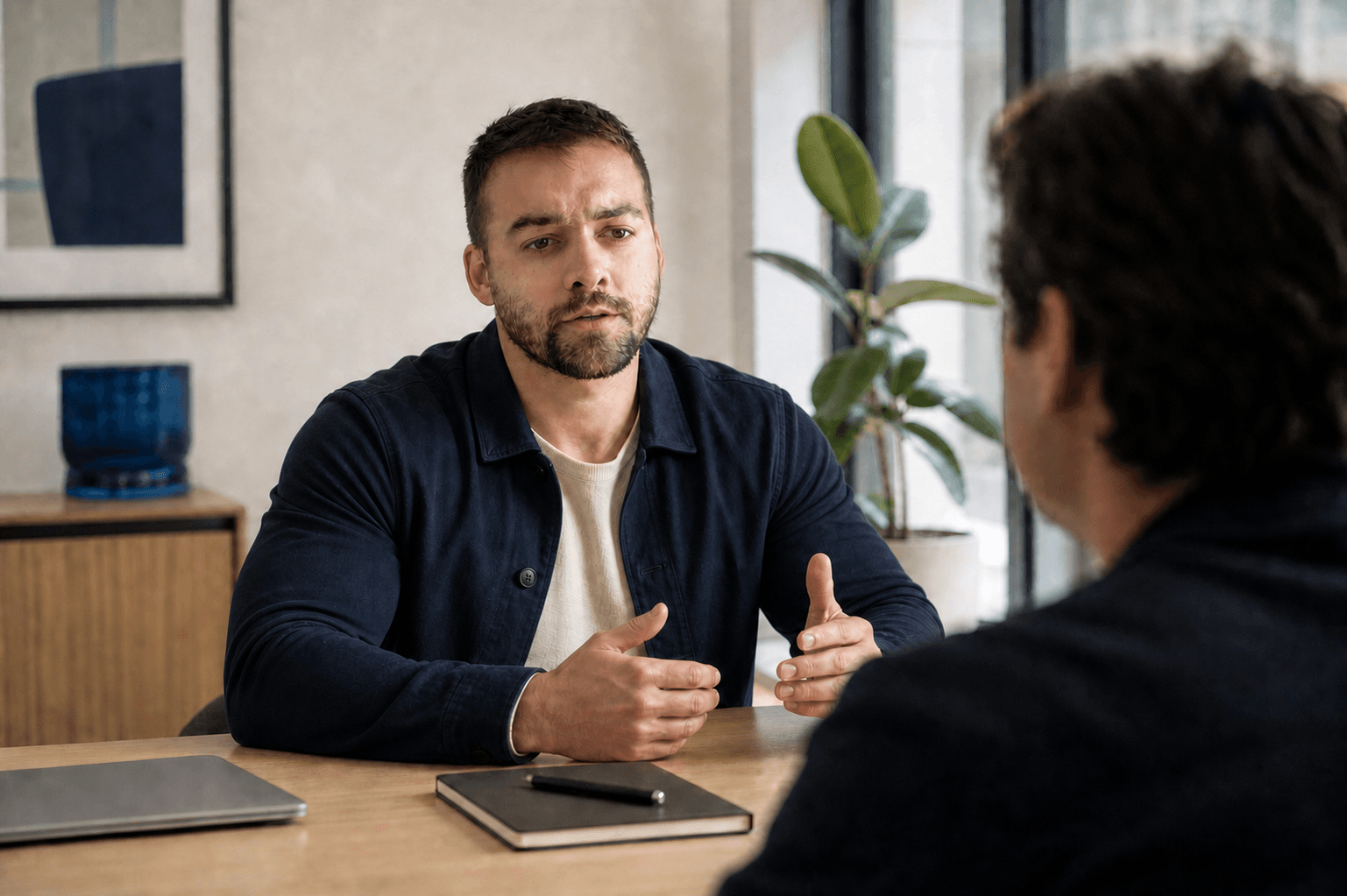 Mathieu Perron in conversation with a professional during an AI coaching session